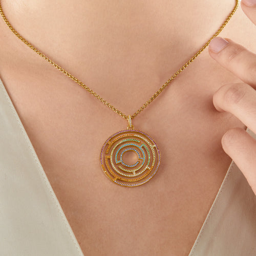 THOMAS SABO GOLD MAZE PENDANT - MODEL VIEW